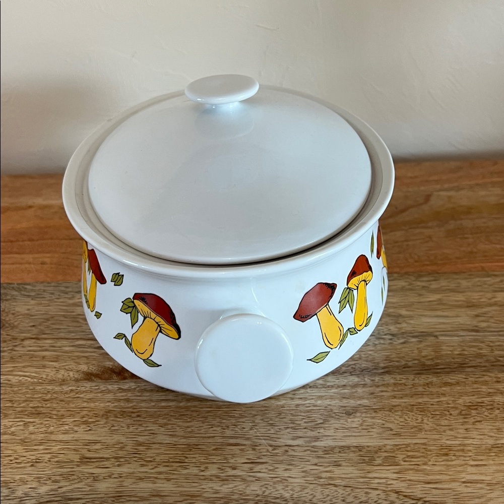 Vintage White Casserole Dish with Mushroom Design by Goodwood made in Japan - Picture 6 of 10
